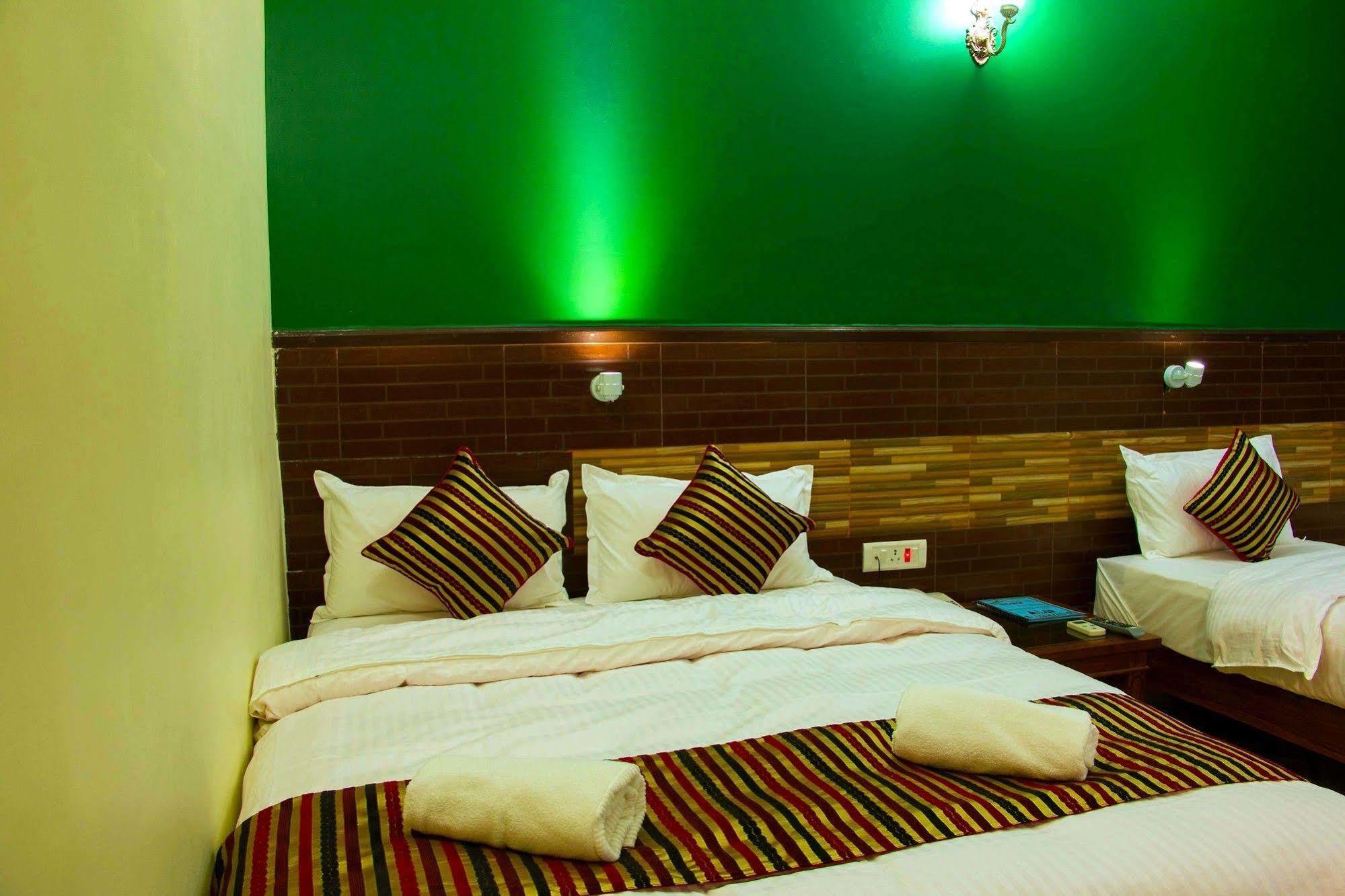 פוקהרה Hotel Adam מראה חיצוני תמונה